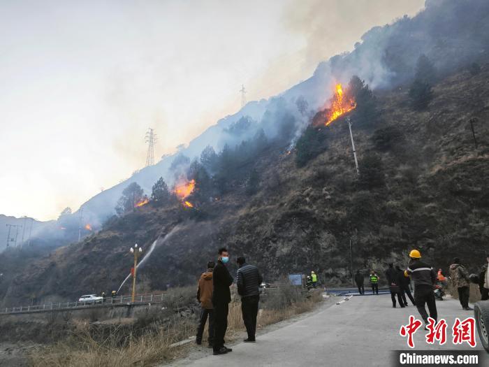 直擊四川雅江森林火災(zāi)現(xiàn)場：火線在風(fēng)中蔓延 救援力量徹夜撲救